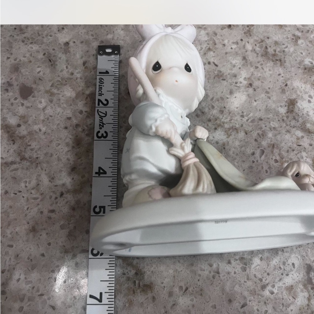 Precious Moments Figurine - ‘Sweep all your Worries Away’ -excellent condition!! - Picture 6 of 7